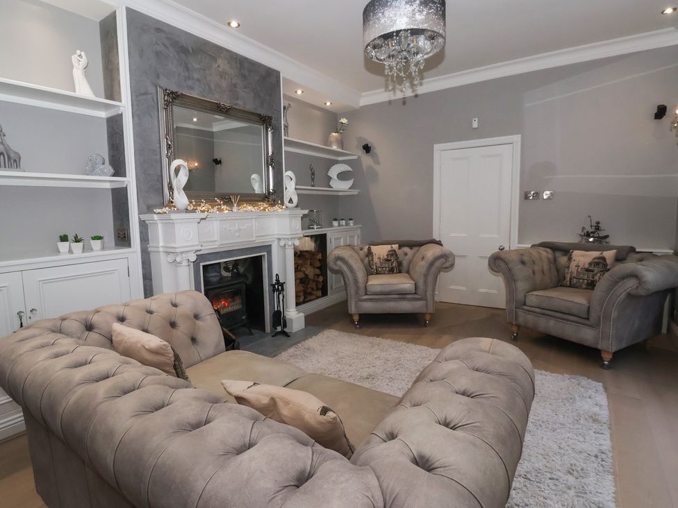 A living room with a sofa and armchairs at Ten Gables in Driffield
