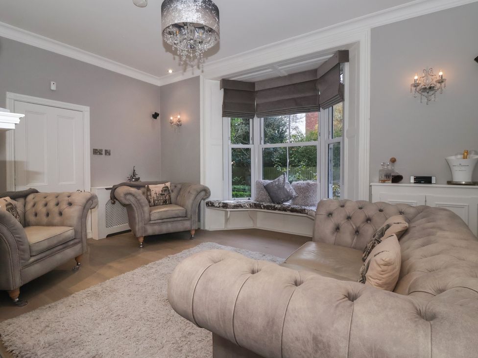 A living room with a sofa and armchairs at Ten Gables in Driffield