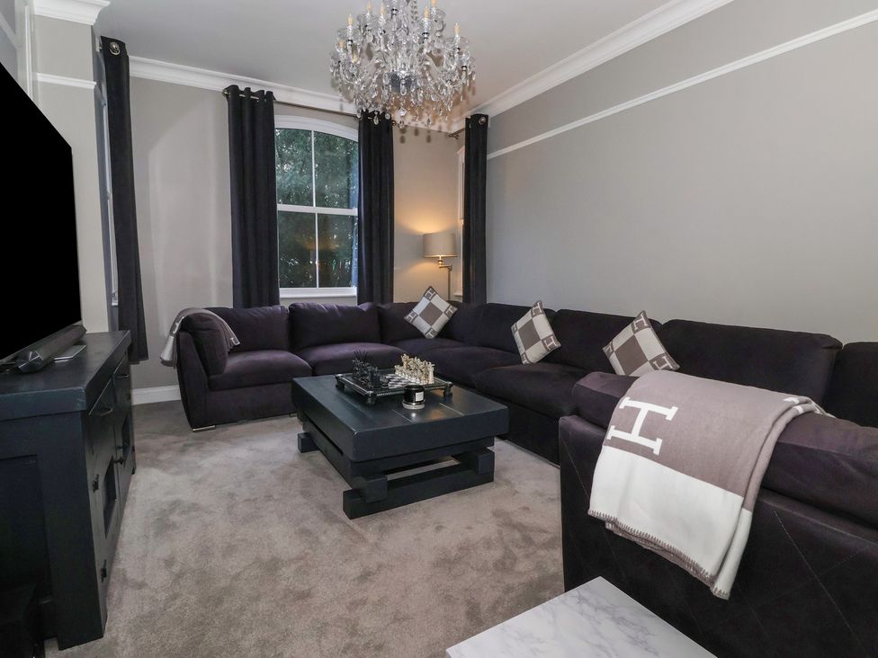 A living room with a sofa and coffee table at Ten Gables in Driffield