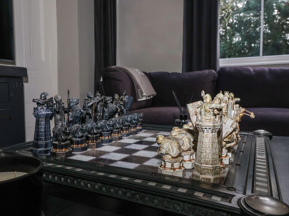 A living room with a chessboard and pieces at Ten Gables in Driffield