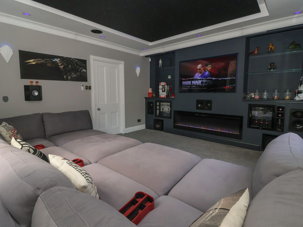 A snug with a large sofa and television at Ten Gables in Driffield