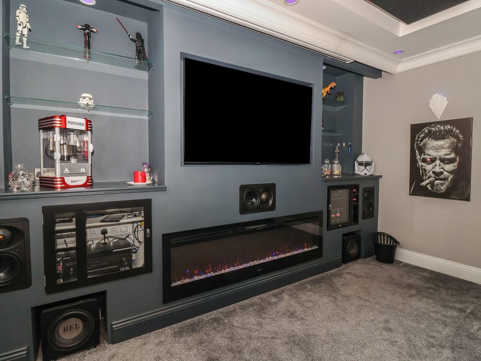 A home theater with a popcorn machine and speakers at Ten Gables in Driffield