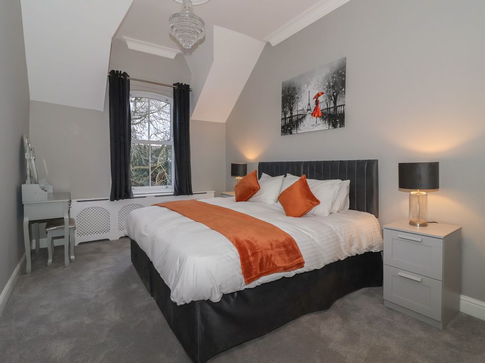 A bedroom with a bed and desk at Ten Gables in Driffield