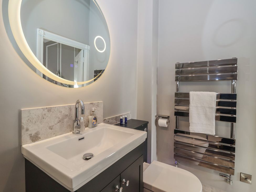 A bathroom with a sink and toilet at Ten Gables in Driffield