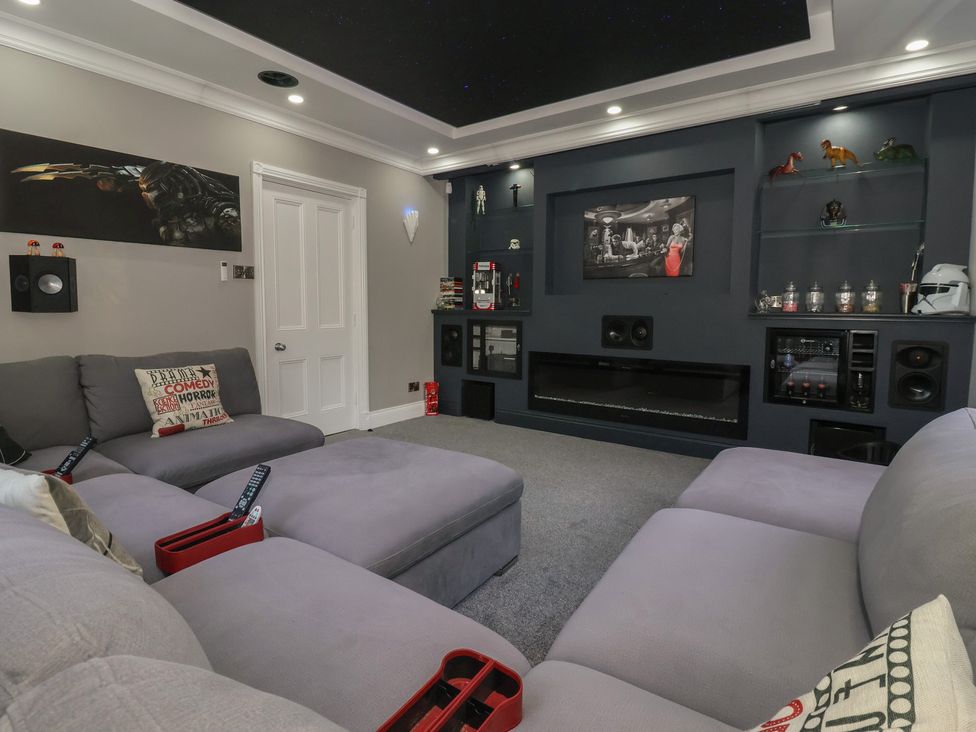 A snug with a couch and wall art at Ten Gables in Driffield