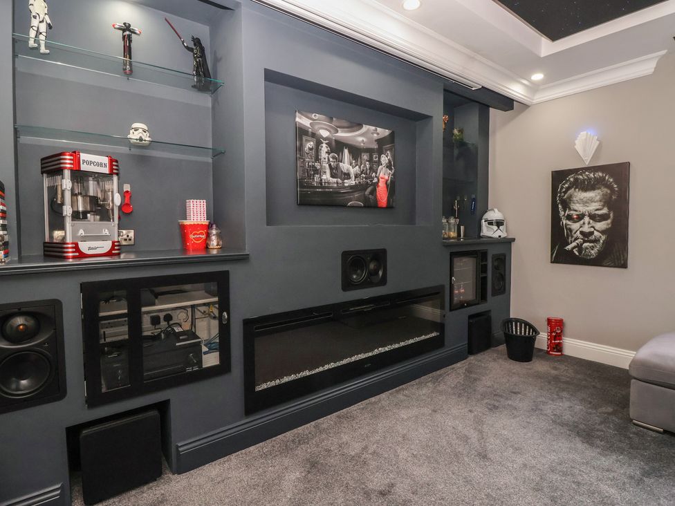 A living room with a popcorn machine and artwork at Ten Gables in Driffield