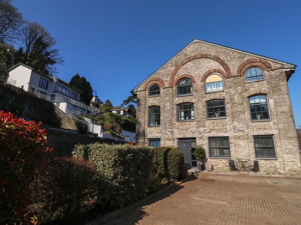 A building with windows and a door at 8 Pottery Cottages
