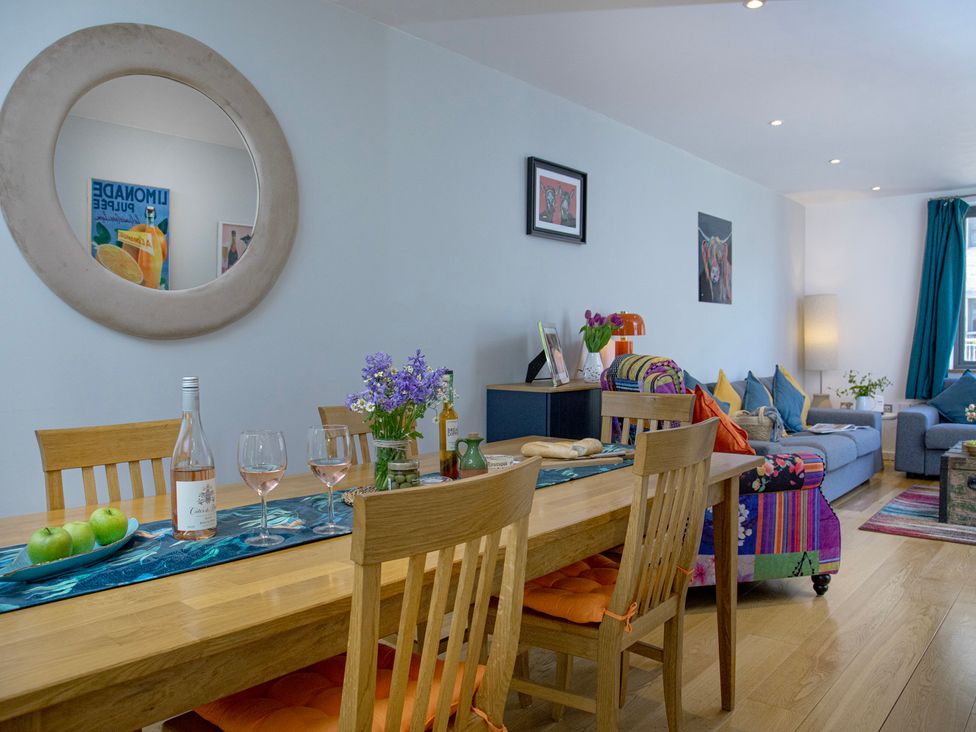 A dining room with a table and chairs at Mariners Retreat, 8 Pottery Cottages in Dartmouth