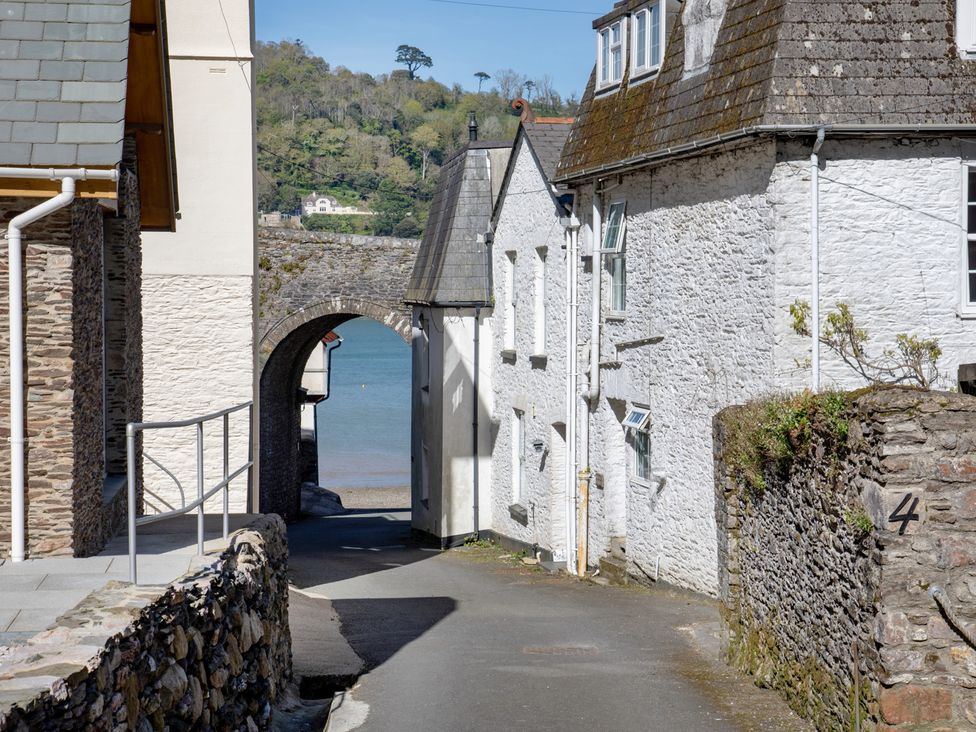 A street view featuring buildings and an archway at Mariners Retreat, 8 Pottery Cottages, Dartmouth