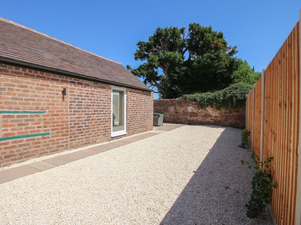 A garden area with gravel and a brick wall at The Old Piggery in Ironbridge