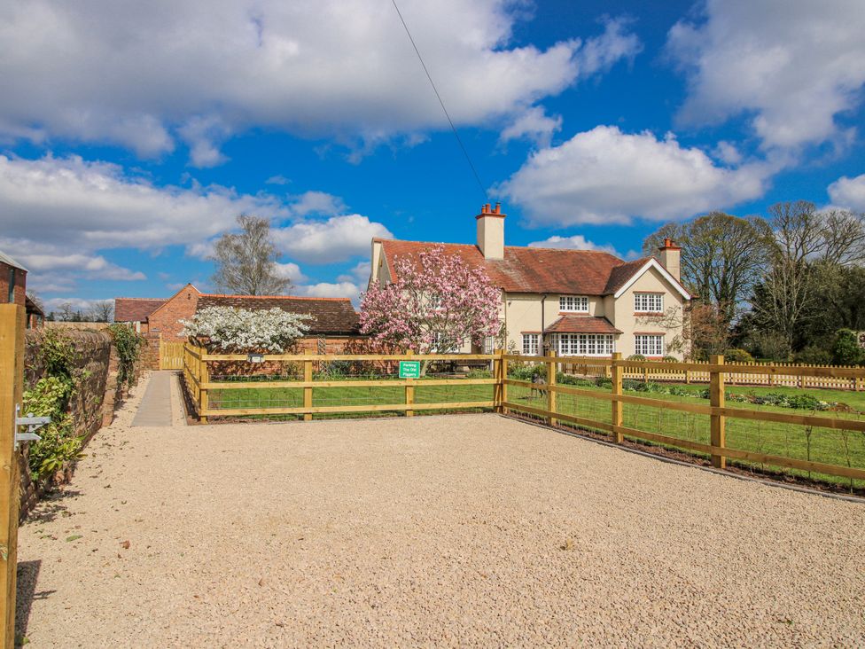 A house with a garden and fence at The Old Piggery in Ironbridge