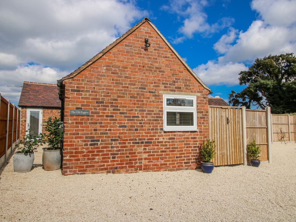 An outdoor area with a brick wall and plants at The Old Piggery in Ironbridge