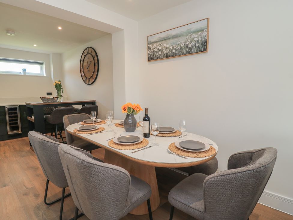 A dining room with a round table and chairs at Oak Lodge Westonzoyland nr. Bridgwater