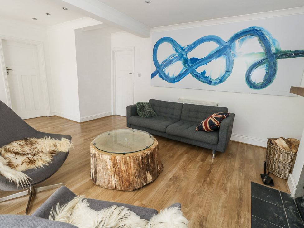 A living room with a sofa and coffee table at King Henry House in Lymington