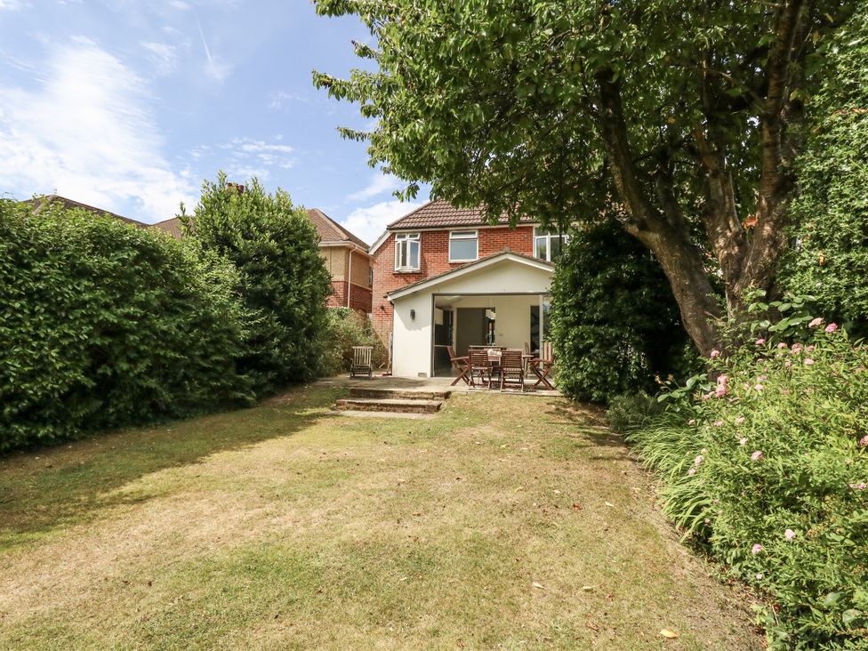 A garden with a patio area and table at King Henry House in Lymington