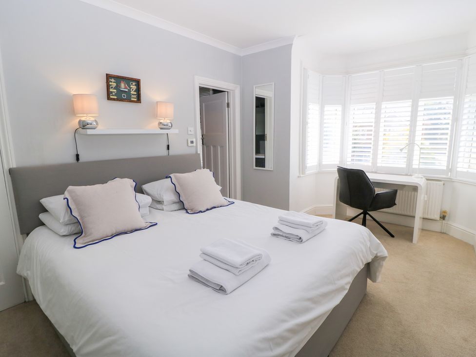 A bedroom with a bed and desk at King Henry House in Lymington