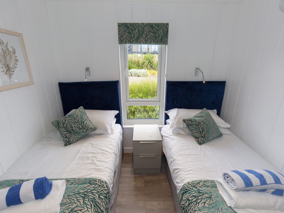 A bedroom with two single beds at Dahlia in Portreath