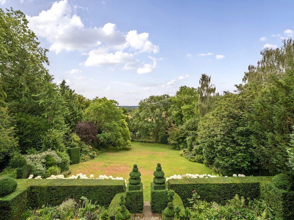 A garden with hedges and trees at Batheaston House in Batheaston