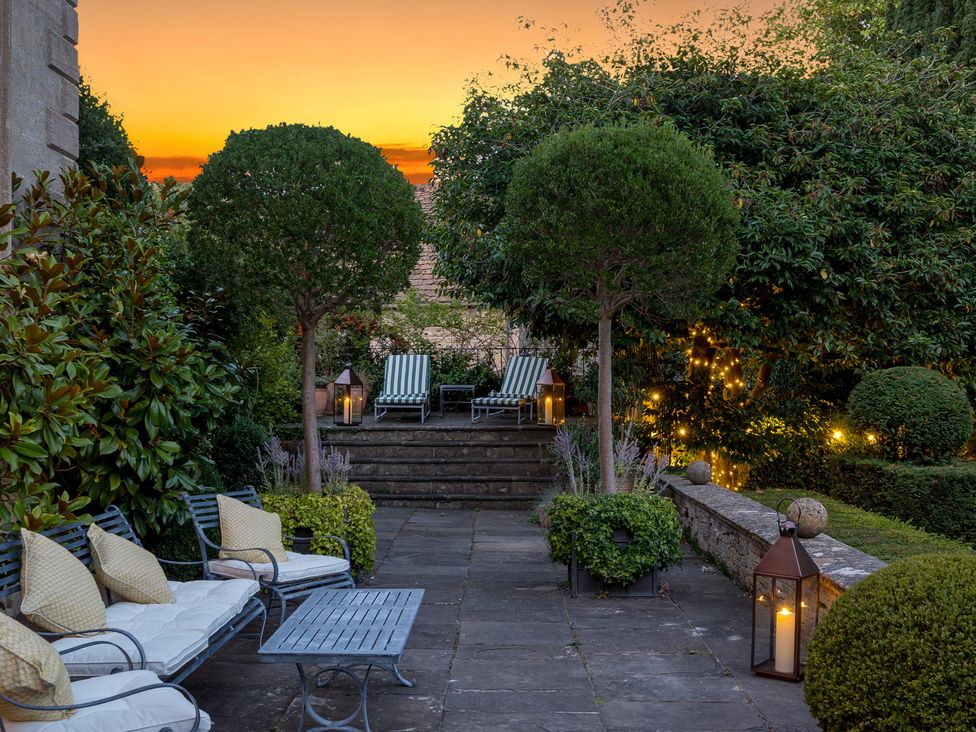 A garden with lounge chairs and plants at Batheaston House in Batheaston