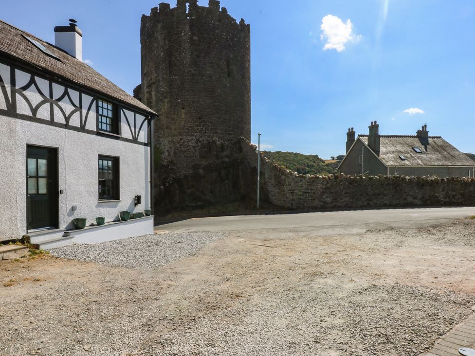 A house and a castle in the outdoor area at Hilltop Cottage in Conwy