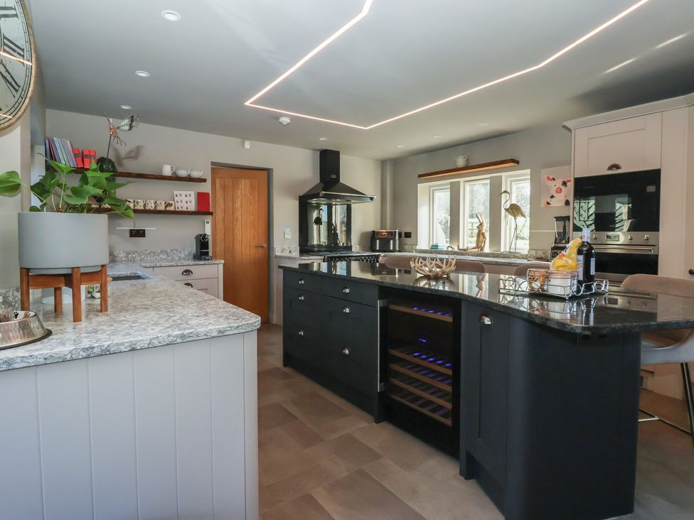 A kitchen with a kitchen island and appliances at Johns Cottage in Hampsthwaite