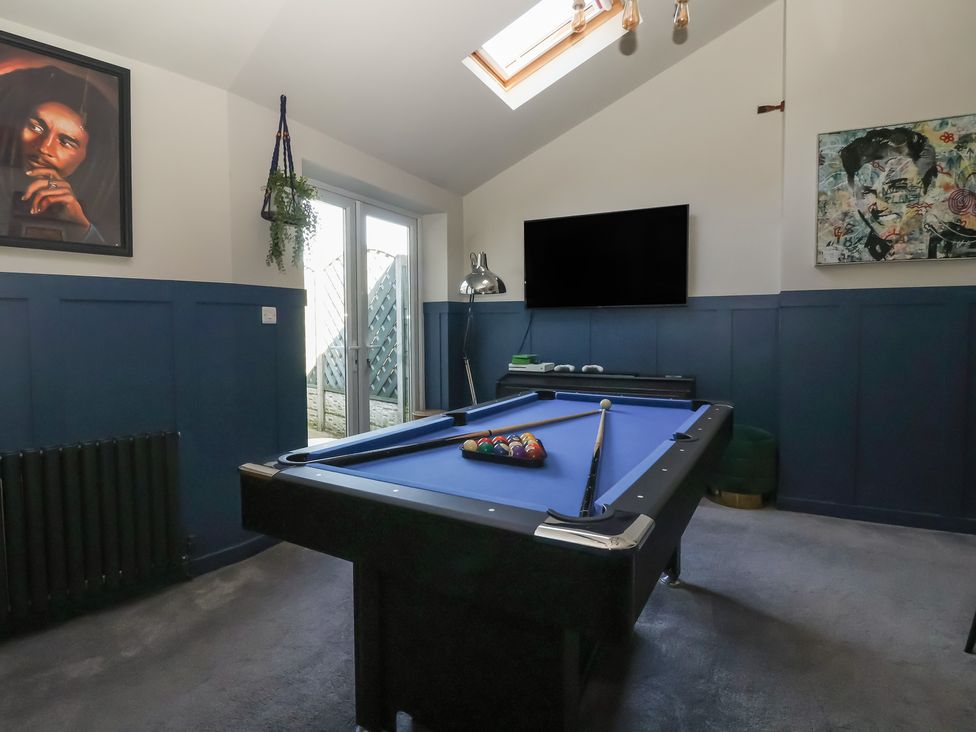 A games room with a pool table and television at Johns Cottage in Hampsthwaite