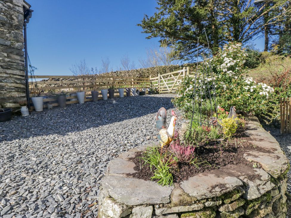 A garden area with gravel and plants at High Ickenthwaite Farmhouse in Ulverston