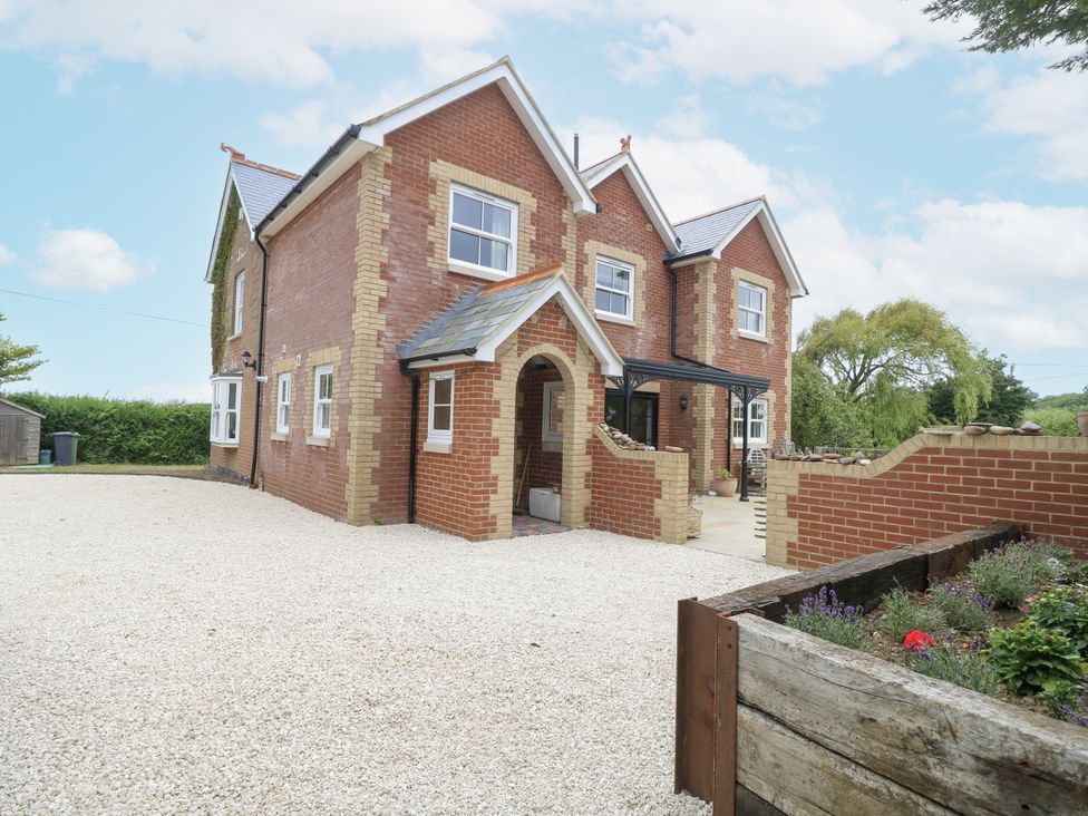 A house with a garden and driveway at Milston in Chale