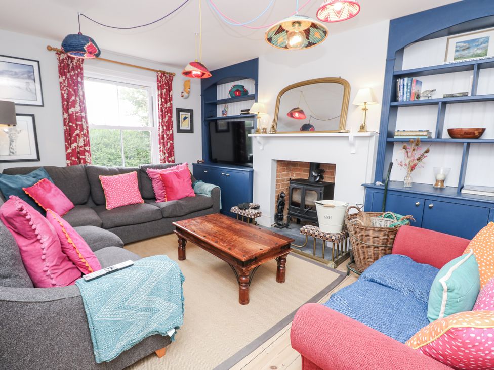 A living room with a coffee table and sofas at Milston in Chale