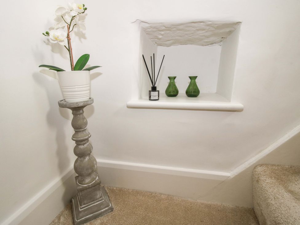 A hallway with decorative items on a wall niche at 5 Shrewsbury Road in Much Wenlock