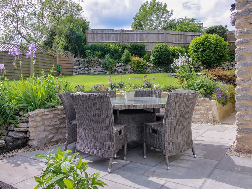 A garden with a table and chairs at 5 Shrewsbury Road Much Wenlock