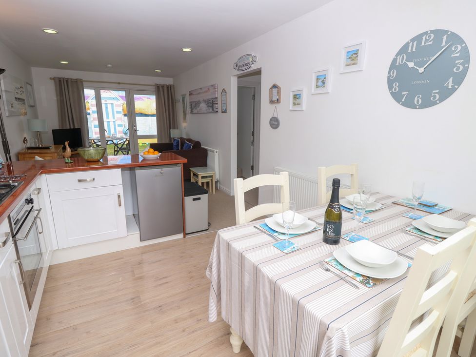 A kitchen with dining area and table at Plimoth N8 in Yarmouth
