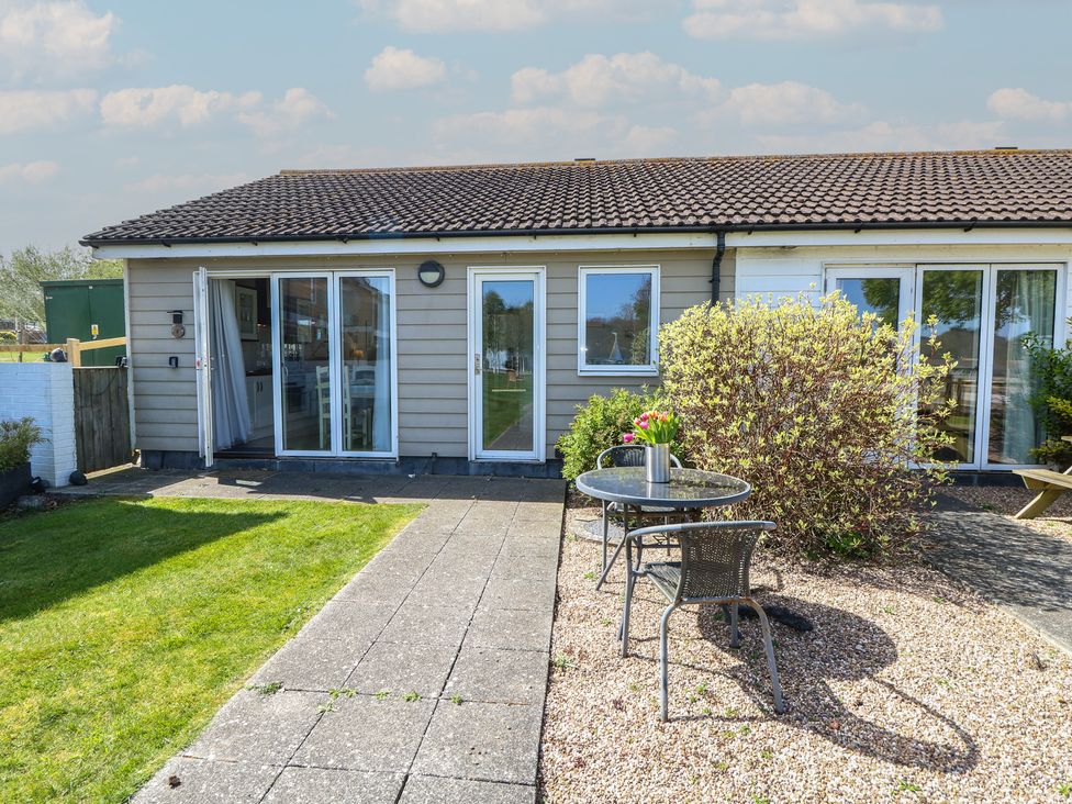A garden with a patio and furniture at Plimoth N8, Yarmouth