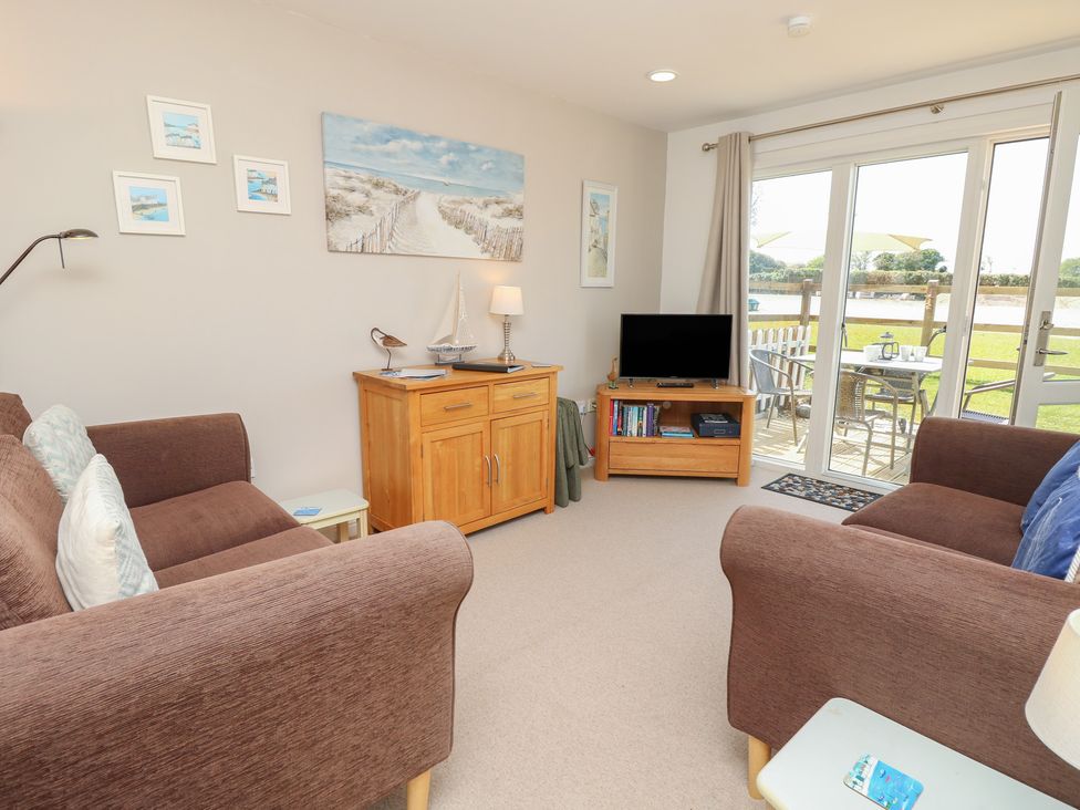A living room with a sofa and television at Plimoth N8 in Yarmouth