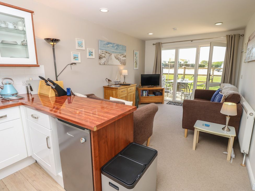 A living room with a kitchen area and furniture at Plimoth N8 Yarmouth