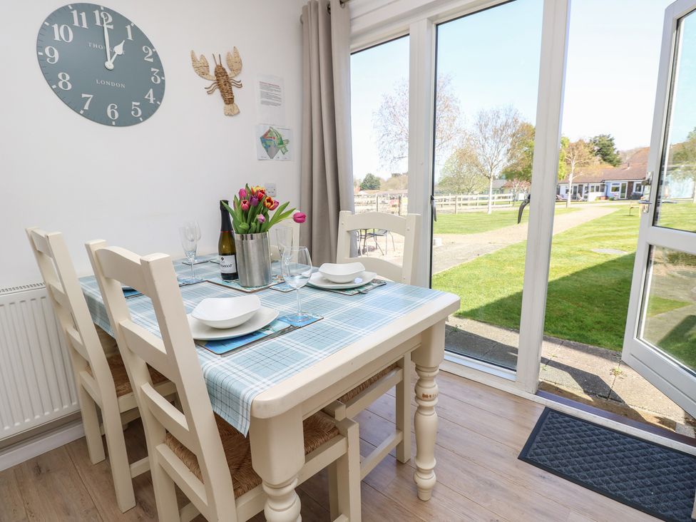 A dining room with a table and chairs at Plimoth N8 in Yarmouth