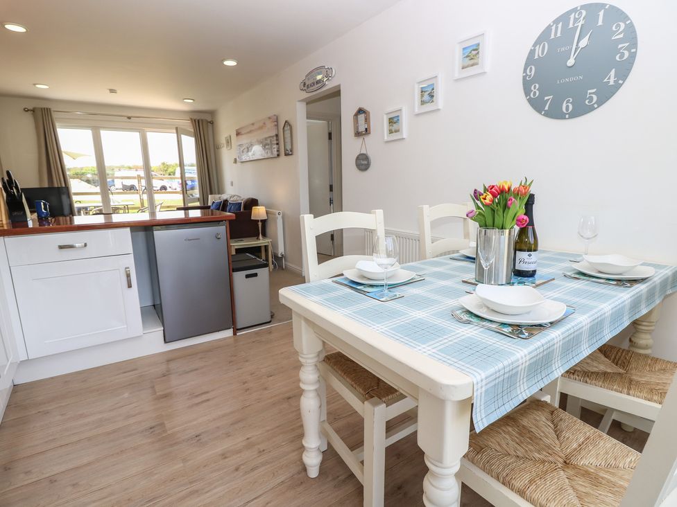 A dining area with a table and chairs at Plimoth N8 in Yarmouth