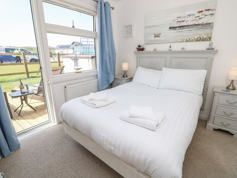 A bedroom with a bed and two bedside tables at Plimoth N8 Yarmouth