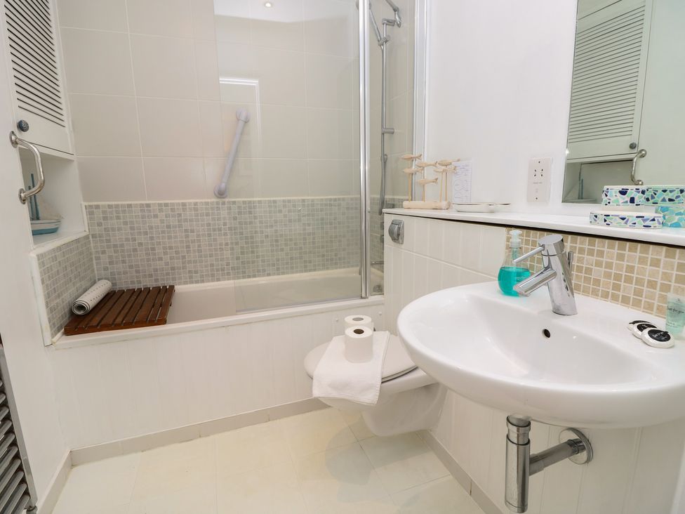 A bathroom with a bathtub and shower at Plimoth N8 in Yarmouth