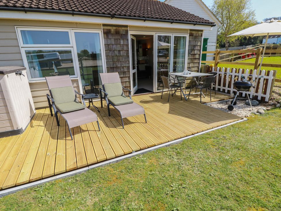 An outdoor area with lounge chairs and a table at Plimoth N8 Yarmouth