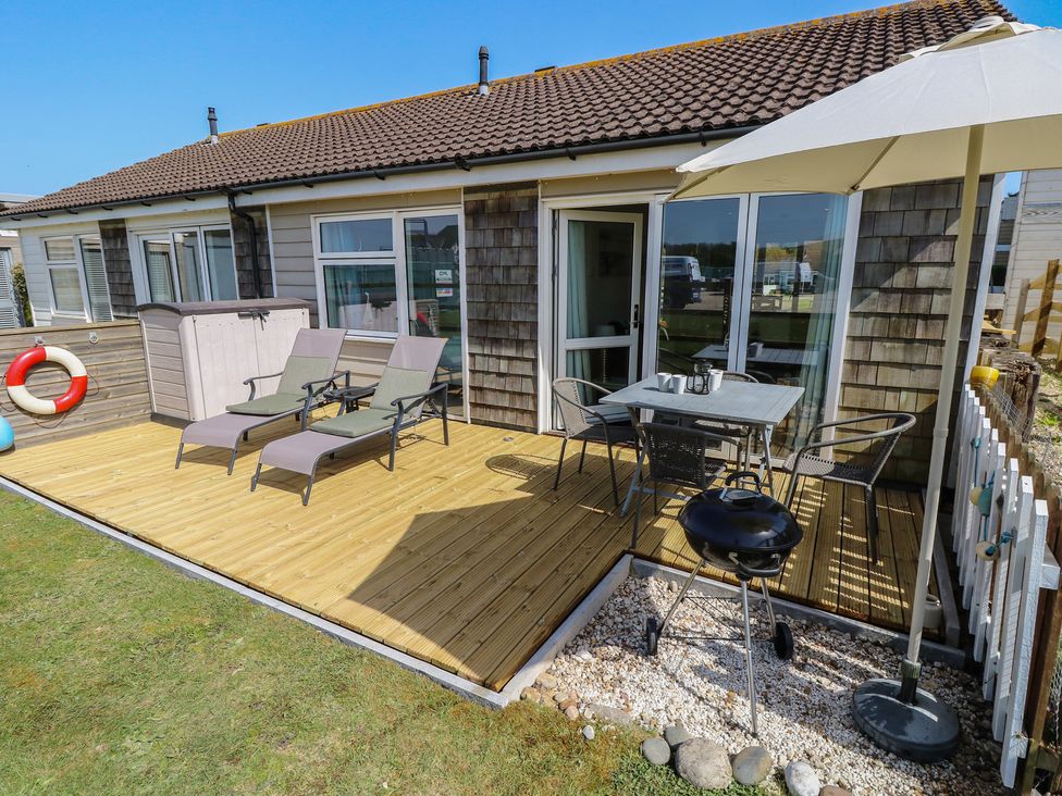 An outdoor area with a deck, table, and chairs at Plimoth N8 Yarmouth