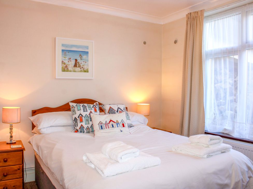 A bedroom with a bed and bedside tables at 2 The Elms in Salcombe