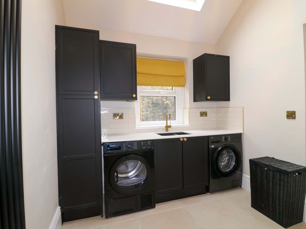 A laundry room with a washing machine and dryer at High Peaks Villa Buxton