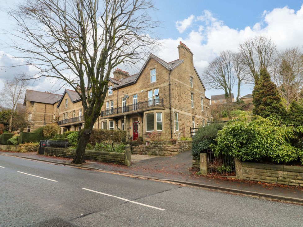 A house with trees and a driveway at High Peaks Villa in Buxton