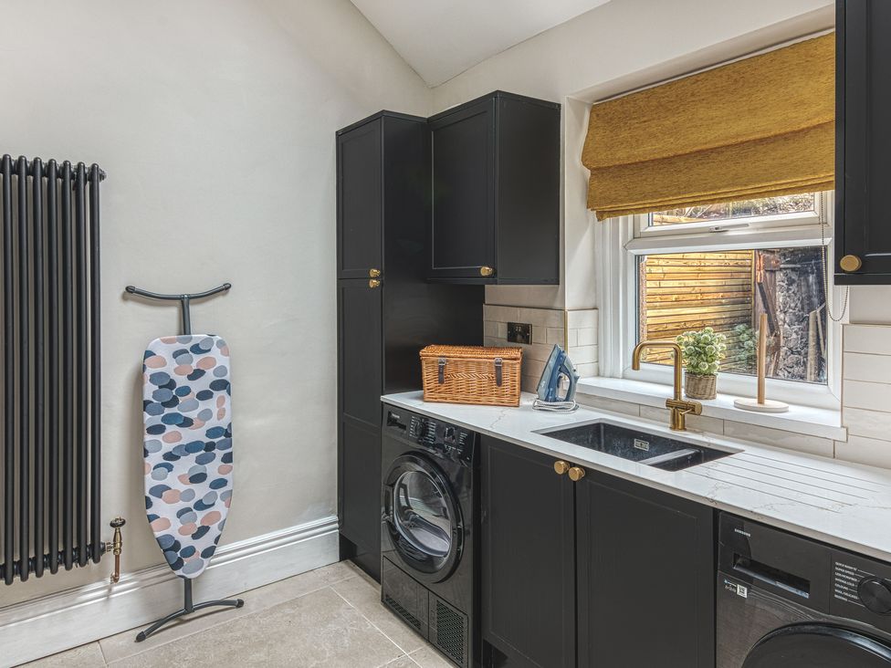 A laundry room with washing machine and dryer at High Peaks Villa in Buxton