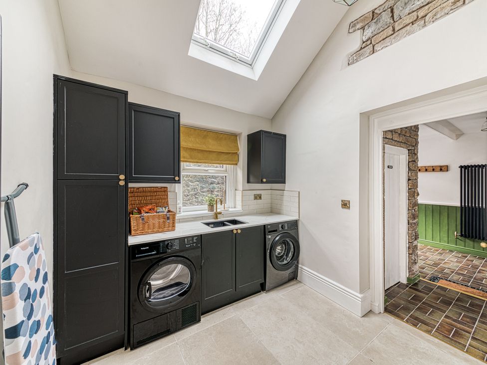 A utility room with a washing machine and a sink at High Peaks Villa Buxton