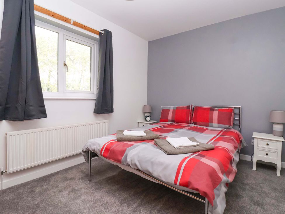 A bedroom with a bed and bedside tables at 8 Wharfedale Mews in Otley