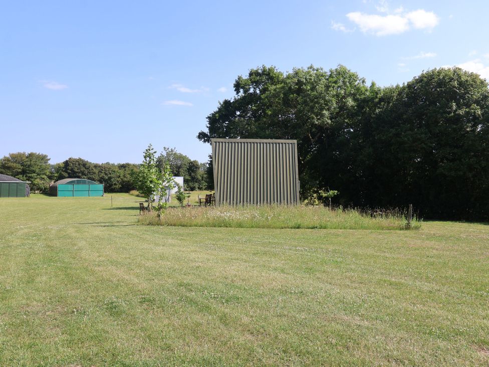 A garden with a shed and chairs at A-frame Monewden near Otley, Suffolk