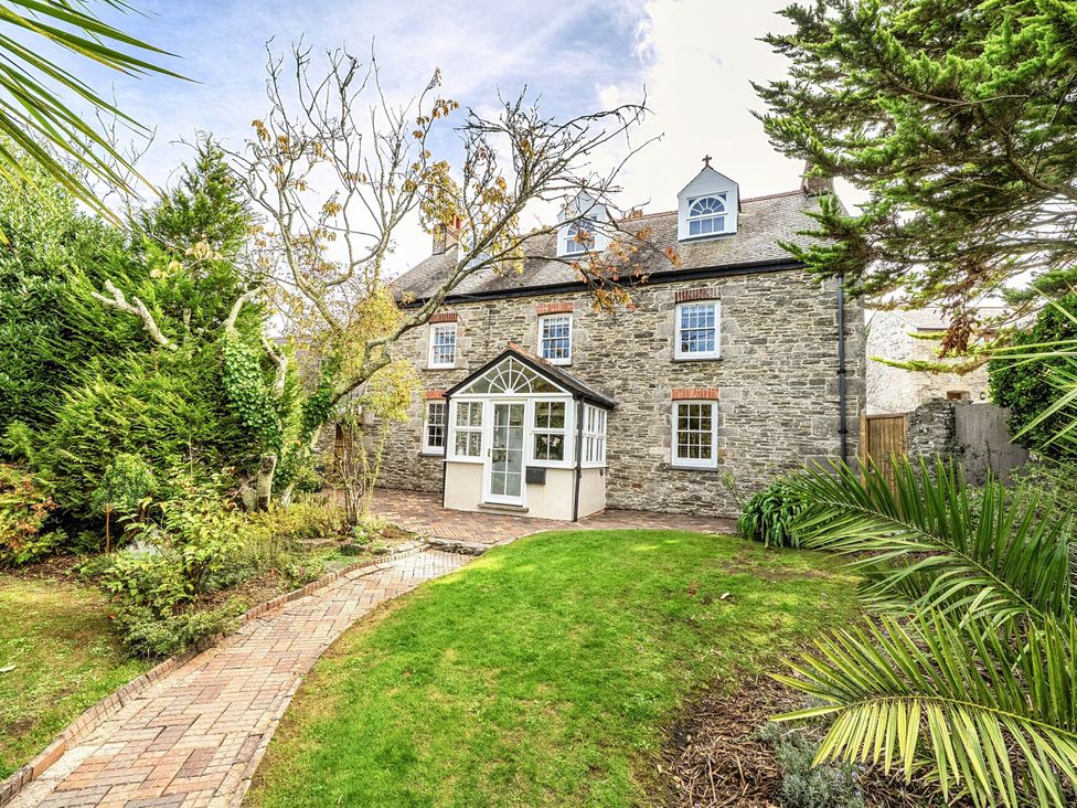A house with garden and pathway at Vosporth Villa in Crantock