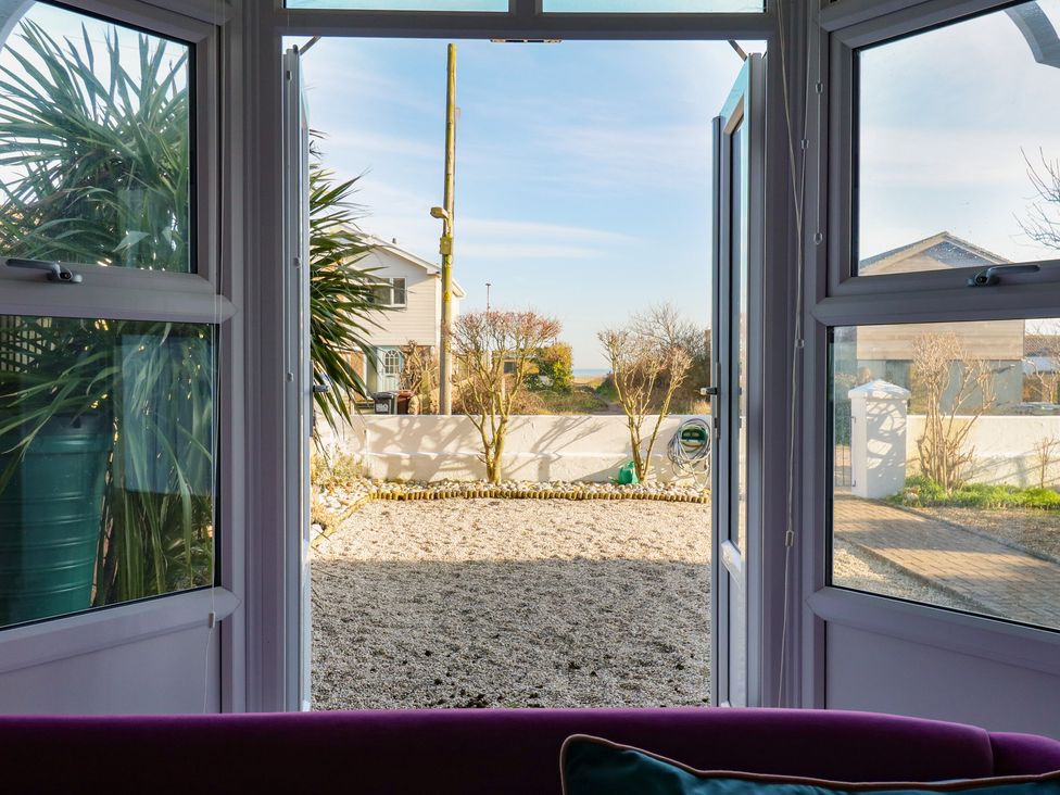 Marine House - Amazing beachside location - Kent & Sussex - 1172088 - thumbnail photo 3